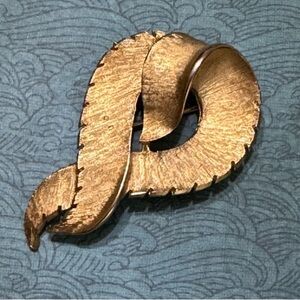 VINTAGE GOLD TONE FEATHERS BROOCH